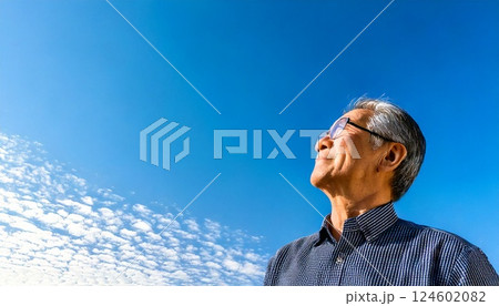 青空を見上げる60代のシニア男性 124602082