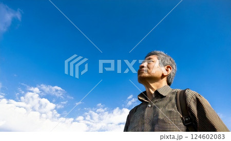 青空を見上げる60代のシニア男性 124602083