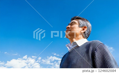 青空を見上げる60代のシニア男性 124602084