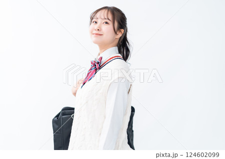 希望に満ちた女子高生のポートレート　白バック 124602099