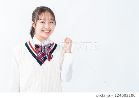 ガッツポーズをする女子高生　白バック 124602106