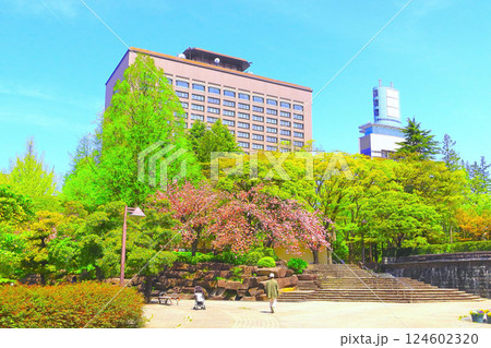 爽やかな新緑の勾当台公園と宮城県庁 124602320
