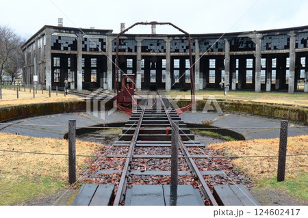 豊後森駅東側の豊後森機関庫の転車台（大分県玖珠町） 124602417