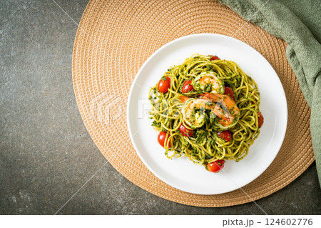 Spaghetti with prawns or shrimps in homemade pesto sauce 124602776