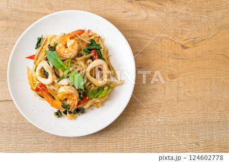 stir fried spicy noodles with sea food 124602778