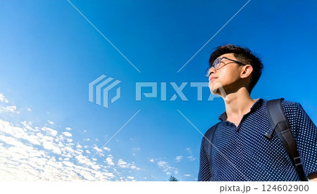 青空を見上げる10代の男性 青空を見上げる10代の男性 124602900