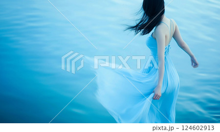 水辺の女性 124602913