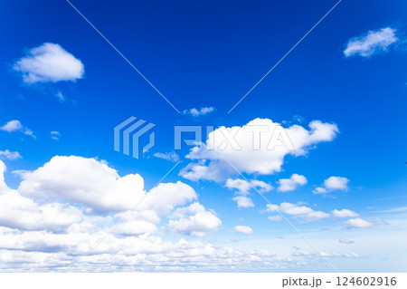 爽やかな青空と雲の風景 爽やかな青空と雲の風景 124602916
