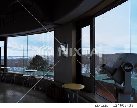 冬の北海道釧路市湿原展望台の窓外の眺め 冬の北海道釧路市湿原展望台の窓外の眺め 124603433