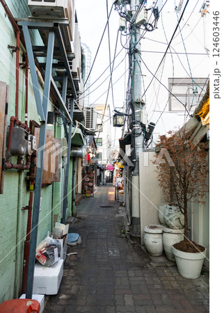 楽園楽器商街の裏路地を散歩 春晴れの青空 韓国ソウル 楽園楽器商街の裏路地を散歩 春晴れの青空 韓国ソウル 124603446