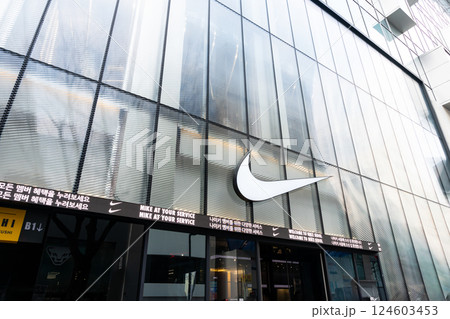 ナイキソウルの外観　明洞通り　春晴れの青空　韓国ソウル 124603453