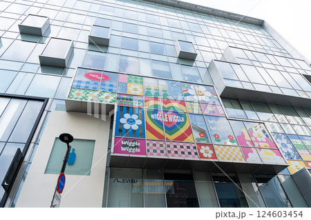 明洞通りのWIGGLE WIGGLE　春晴れの青空　韓国ソウル 124603454