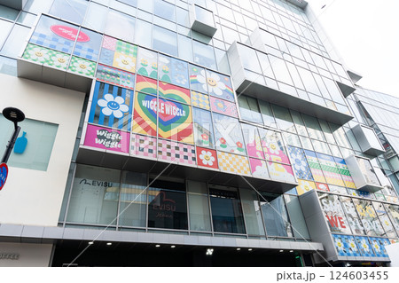 明洞通りのWIGGLE WIGGLEの看板　春晴れの青空　韓国ソウル 124603455
