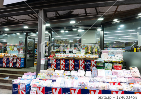 明洞通り周辺のスーパーマーケット K-Market 韓国ソウル 明洞通り周辺のスーパーマーケット K-Market 韓国ソウル 124603458