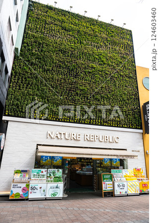 明洞通りのNature Republic　春の青空　韓国ソウル 124603460