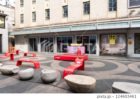 明洞通りのベンチで一休み　春　韓国ソウル 124603461