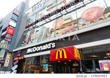 マクドナルド明洞店　明洞通り周辺　春の青空　韓国ソウル 124603463