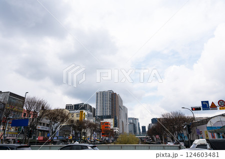 ウルチロサガ駅近く　清渓川　春の景色　韓国ソウル 124603481
