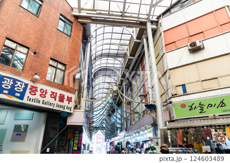 クァンジャンシジャン（広蔵市場）の交差点を進む　韓国ソウル 124603489