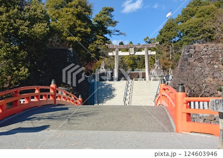 武田神社 神橋と一之鳥居 武田神社 神橋と一之鳥居 124603946