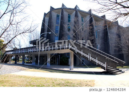 佐賀市　春の散策コースの町並み　「市村記念体育館」 124604284