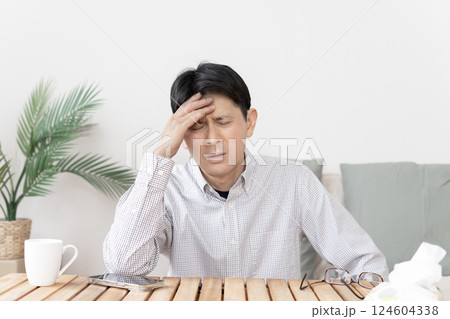 体調不良の男性　頭痛　 124604338