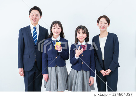 スマートフォンを持つ女の子と両親 124604357