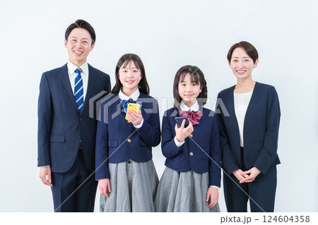 スマートフォンを持つ女の子と両親 124604358