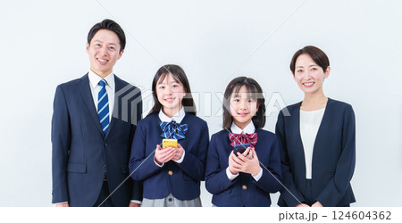 スマートフォンを持つ女の子と両親 スマートフォンを持つ女の子と両親 124604362