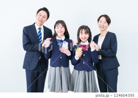 スマートフォンを持ってガッツポーズをする女の子 124604395