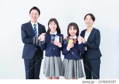 スマートフォンを持ってガッツポーズをする女の子 スマートフォンを持ってガッツポーズをする女の子 124604397