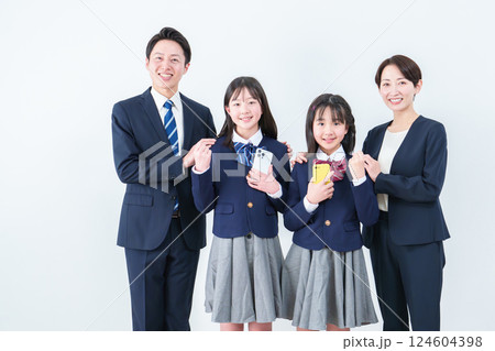 スマートフォンを持ってガッツポーズをする女の子 124604398