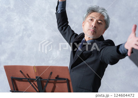 男性指揮者 124604472