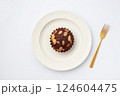 チョコレートカップケーキ 白背景 124604475