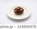 チョコレートカップケーキ 白背景 124604476