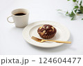チョコレートカップケーキとコーヒー 白背景 124604477