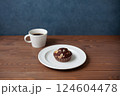 チョコレートカップケーキとコーヒー 木のテーブル 124604478