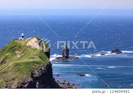 北海道積丹町、神威岬展望台から眺めた神威岩と神威岬灯台【5月】 124604491