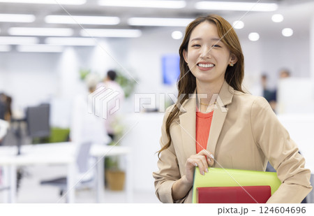 ビジネス　オフィスで働く女性 124604696