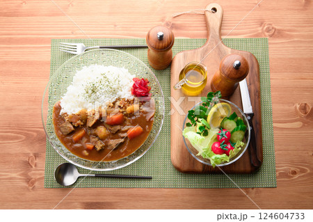 透明の器に盛り付けたカレーライス 124604733