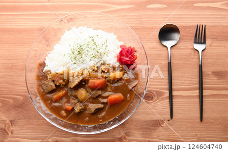 透明の器に盛り付けたカレーライス 124604740