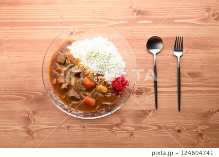 透明の器に盛り付けたカレーライス 124604741