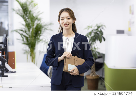 ビジネス　オフィスで働く女性 124604774
