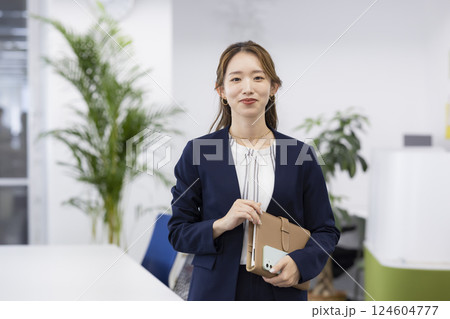 ビジネス　オフィスで働く女性 124604777