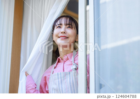 窓を開け外を見る主婦 窓を開け外を見る主婦 124604788