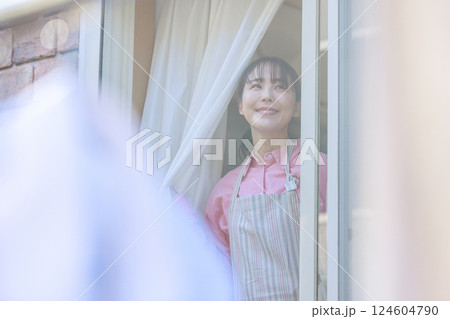窓を開け外を見る主婦 窓を開け外を見る主婦 124604790