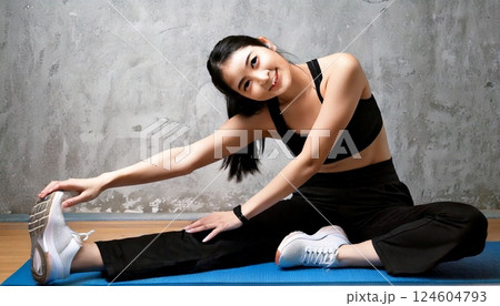 ヨガマットを敷いてストレッチをする女性 124604793