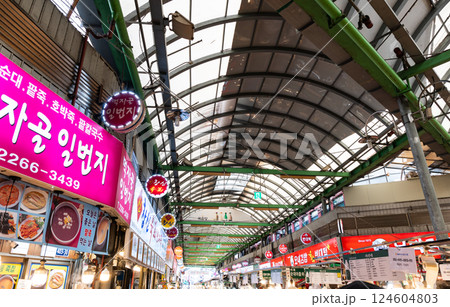 クァンジャンシジャン（広蔵市場）の天井　韓国ソウル 124604803