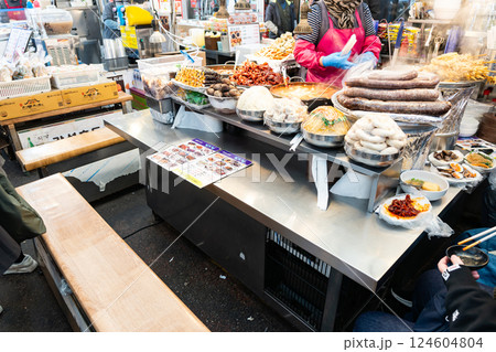 クァンジャンシジャン（広蔵市場）の屋台で食事　韓国ソウル 124604804