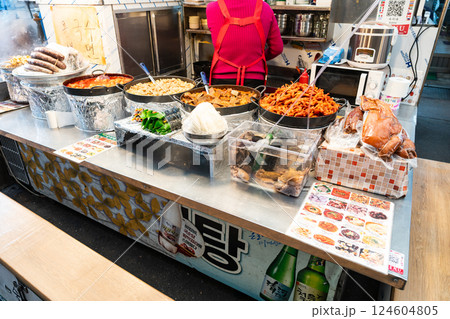 クァンジャンシジャン(広蔵市場)の屋台で食べる 韓国ソウル クァンジャンシジャン(広蔵市場)の屋台で食べる 韓国ソウル 124604805